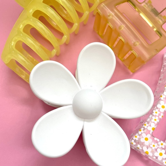 Daisy yellow 4pc claw clip set - Picture 3 of 7